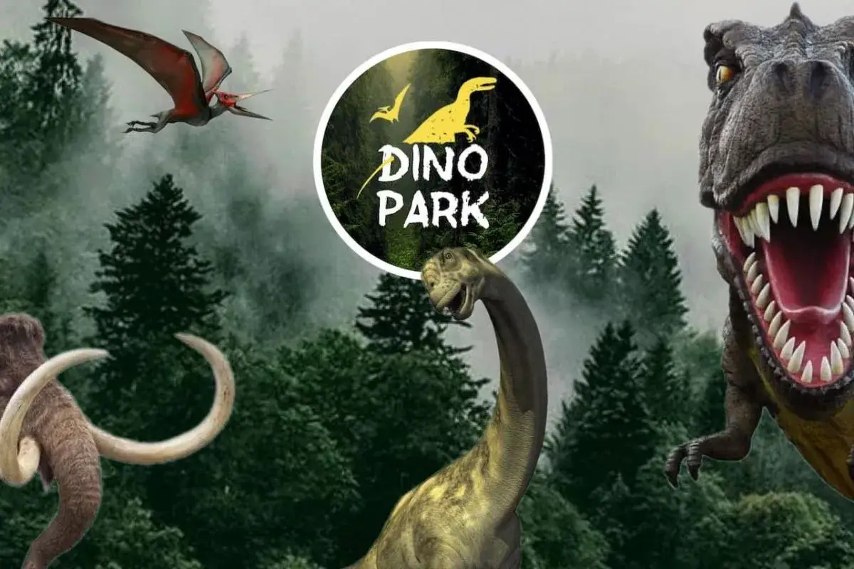 Witaj w Dino Park Zakopane! Zobacz mamuta, latającego pterozaura, tyranozaura i długoszyjego dinozaura w mglistym lesie.
