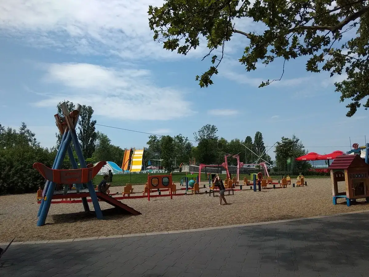 Plac zabaw nad Balatonem oferuje mnóstwo atrakcji dla dzieci: zjeżdżalnie, huśtawki i domki.