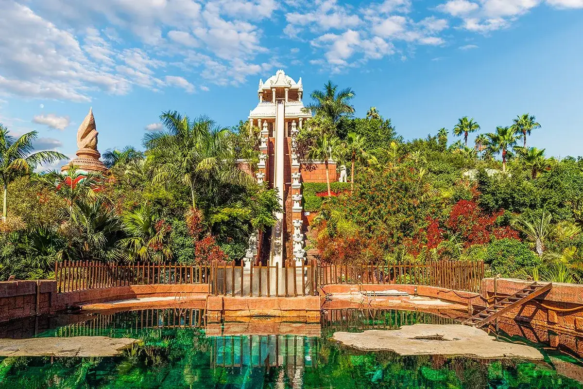 Siam Park zjeżdżalnia wznosi się pośr&oacute;d bujnej zieleni, zapraszając do wodnej przygody.