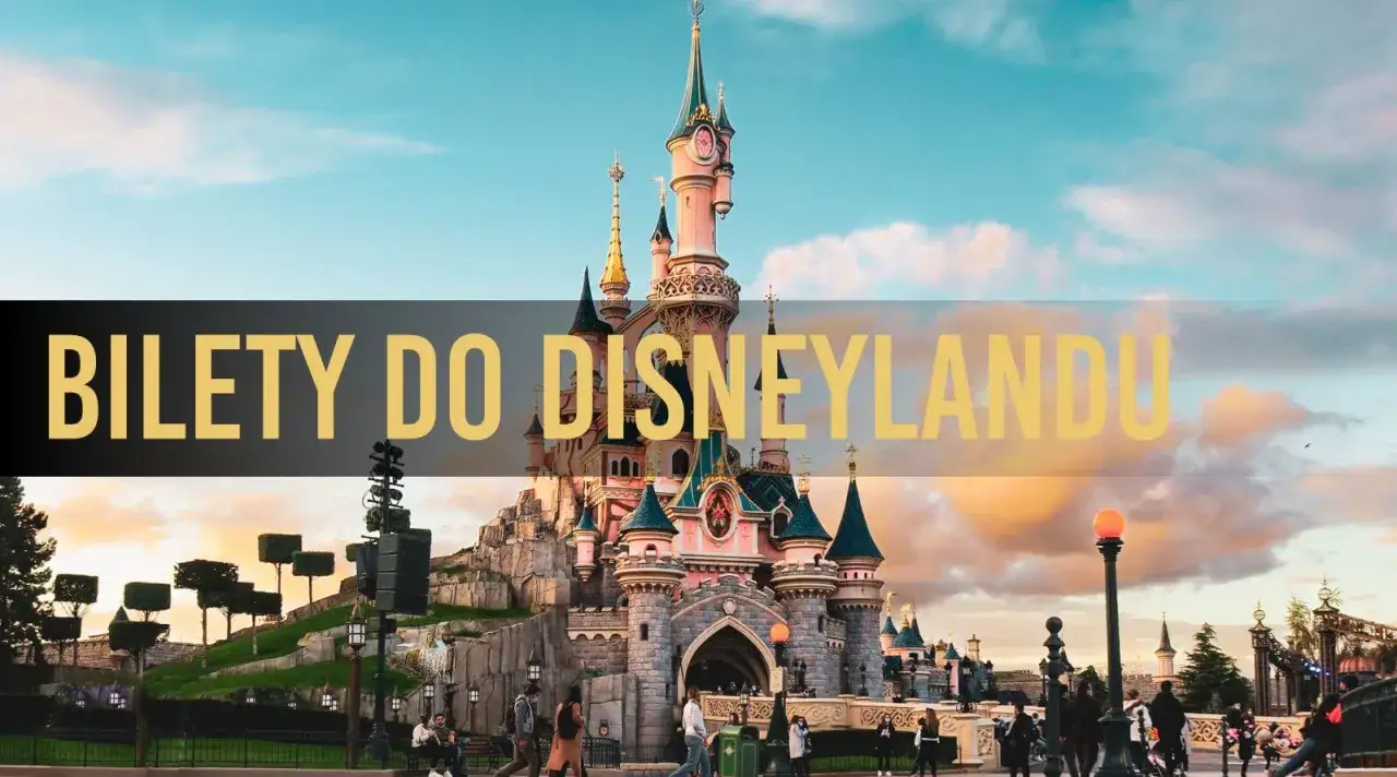 Bajkowy zamek w Disneylandzie, nad którym widnieje napis