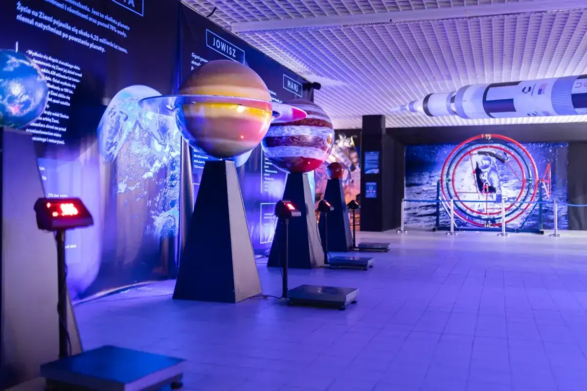 Modele planet i rakieta w Kosmoparku Bydgoszcz. Wystawa przenosi w podróż po kosmosie.