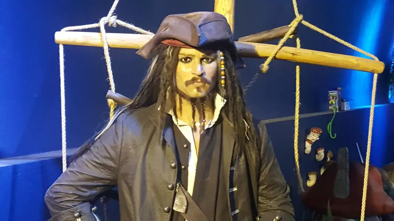 Kapitan Jack Sparrow woskowy w Krakowie, gotowy na przygodę na morzu.