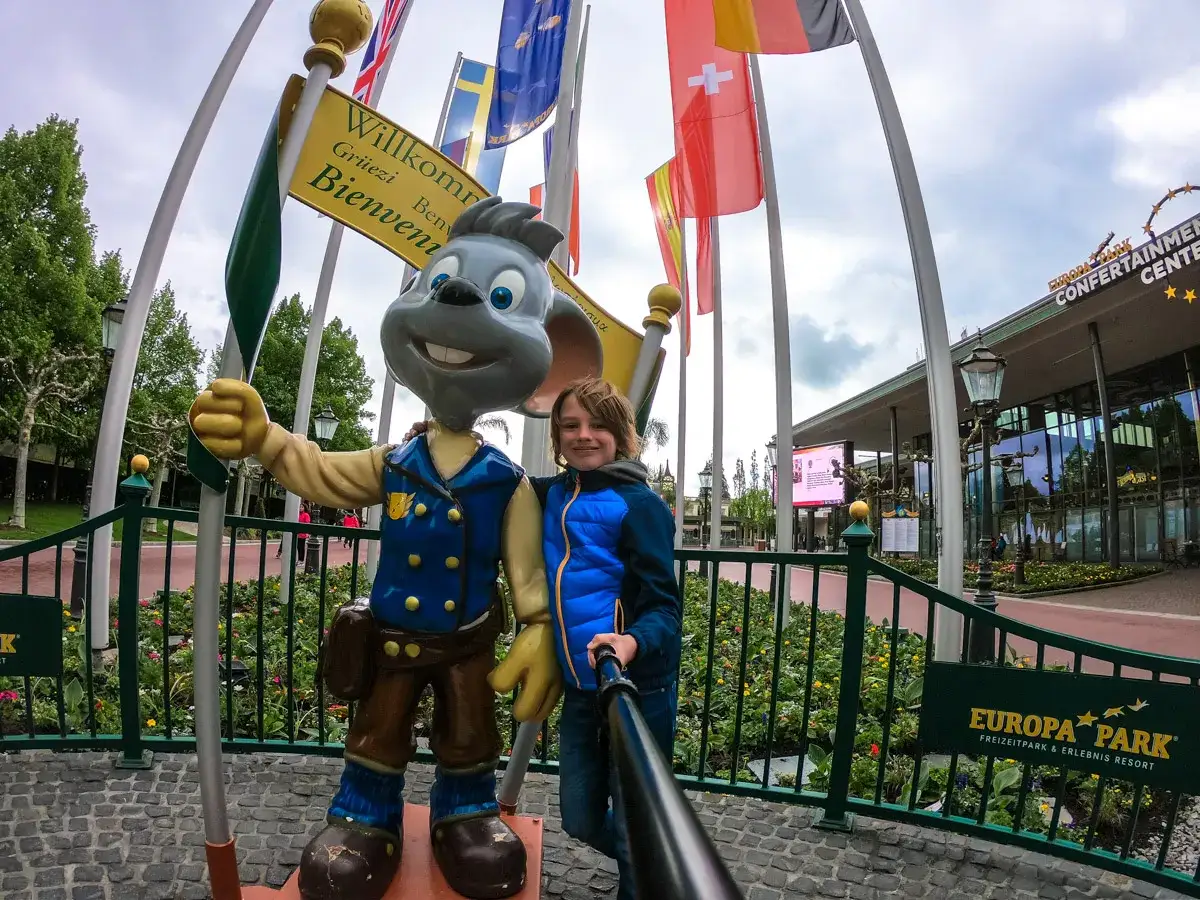 Chłopiec z maskotką w Europa-Park, największym parku rozrywki w Niemczech.