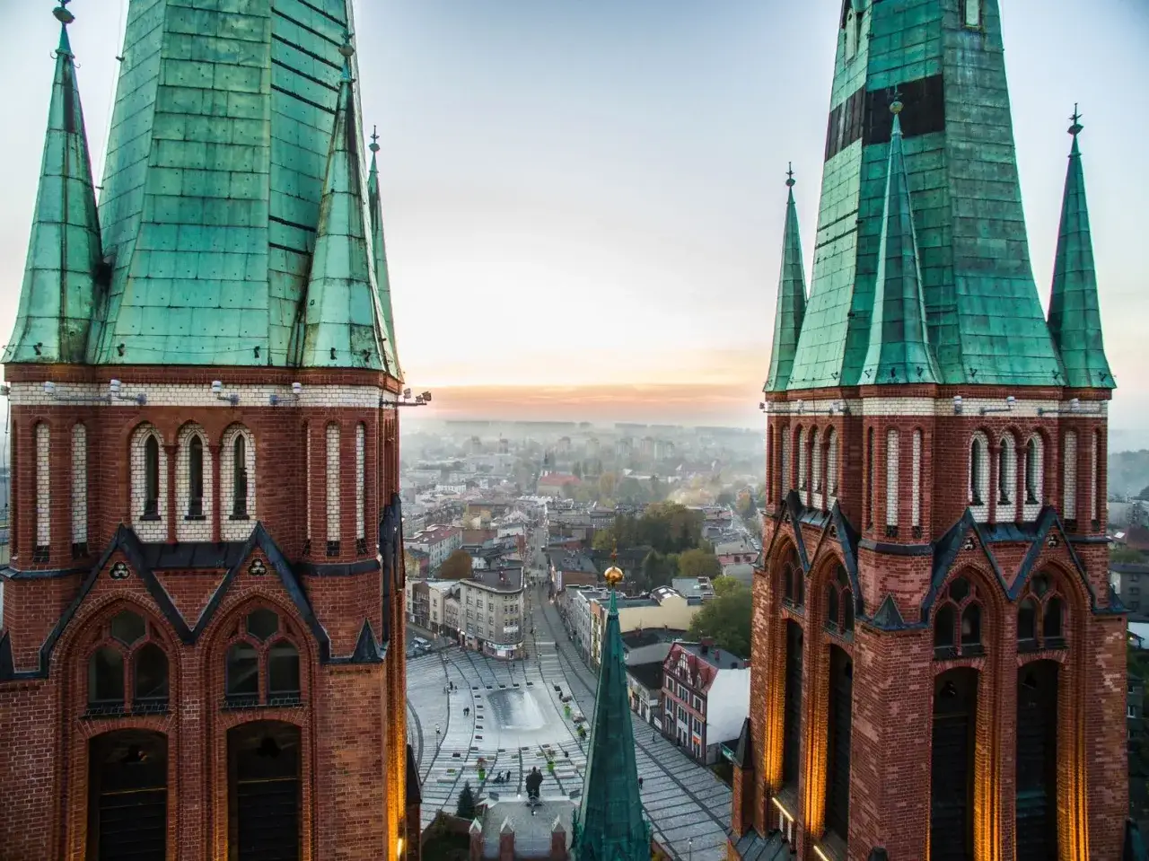 Widok na miasto z wież kościelnych. Rybnik atrakcje to m.in. zabytkowa architektura i malownicze panoramy.