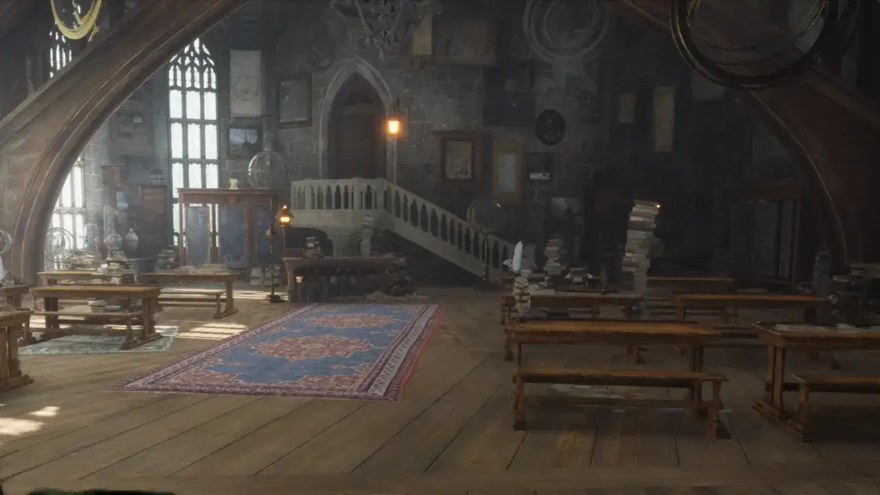 Wnętrze Hogwartu, gdzie Harry Potter i zakazana podróż mogły się rozpocząć. Kamienne mury, drewniane ławy i tajemnicze artefakty.
