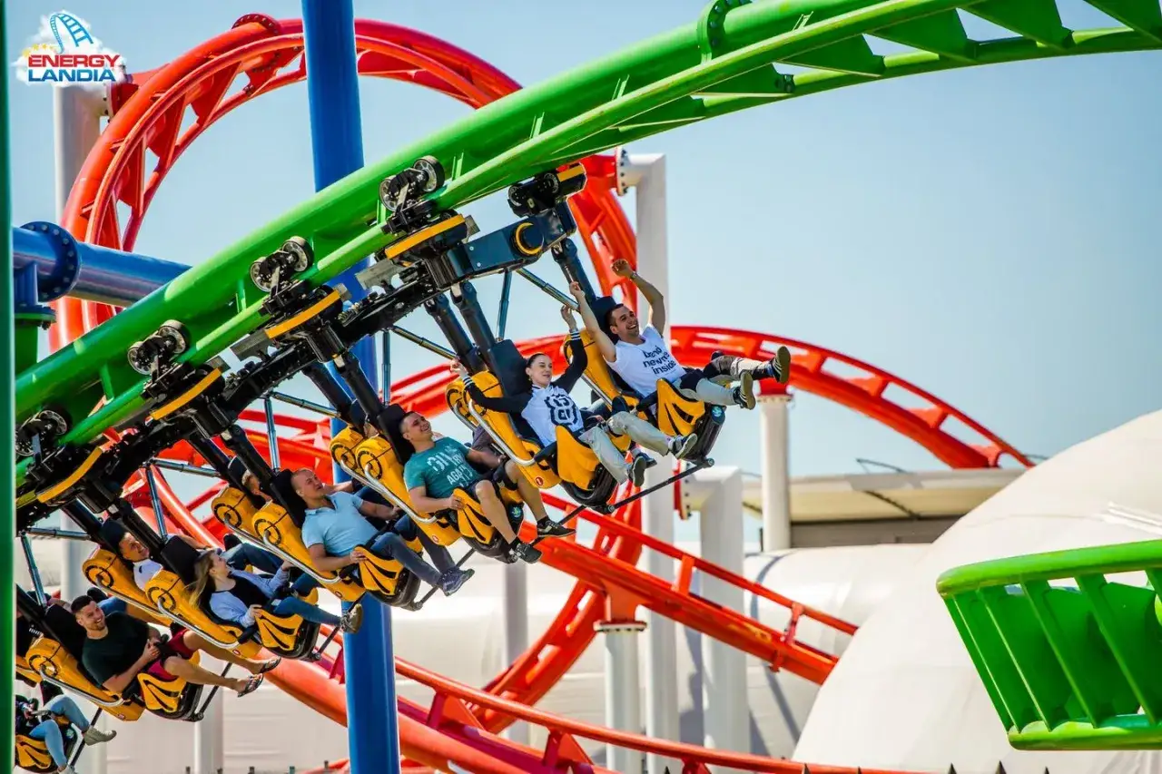 RMF Dragon Roller Coaster w Energylandii pędzi z maksymalną prędkością, dostarczając adrenaliny pasażerom.