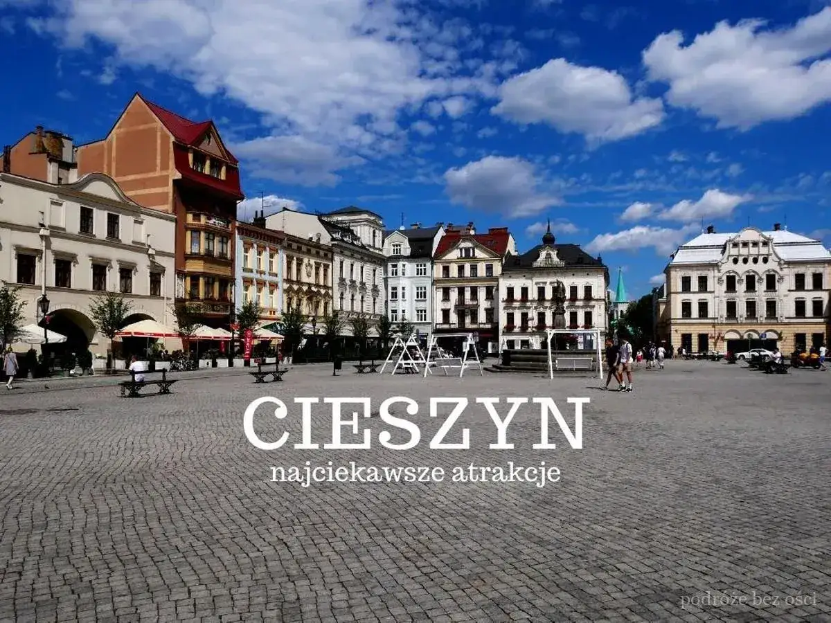Rynek w Cieszynie z kolorowymi kamienicami i błękitnym niebem. Odkryj najciekawsze atrakcje tego urokliwego miasta.