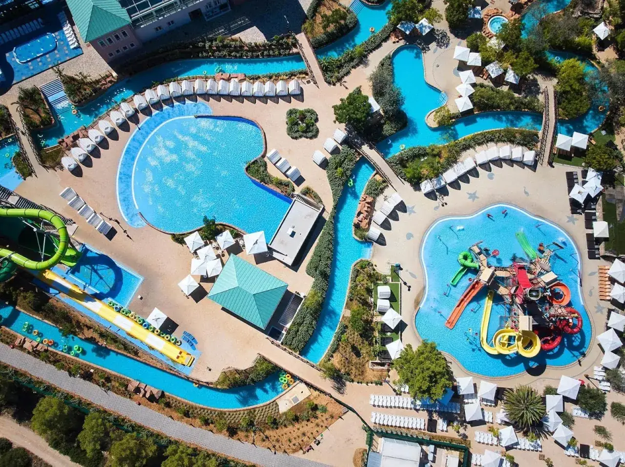 Największy aquapark w Chorwacji z mnóstwem basenów, zjeżdżalni i leniwą rzeką.