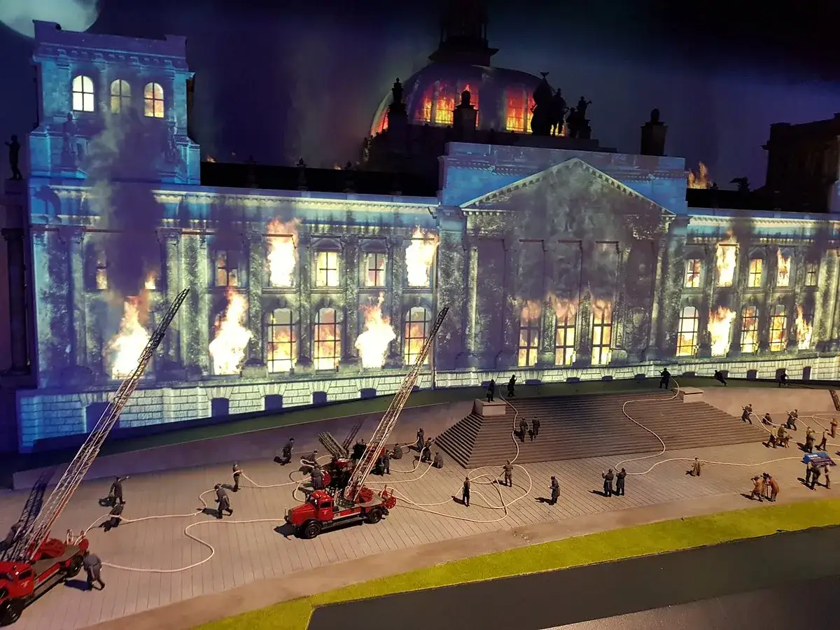 Miniaturowy Reichstag w ogniu, strażacy walczą z płomieniami. To dramatyczna scena z little big city berlin.
