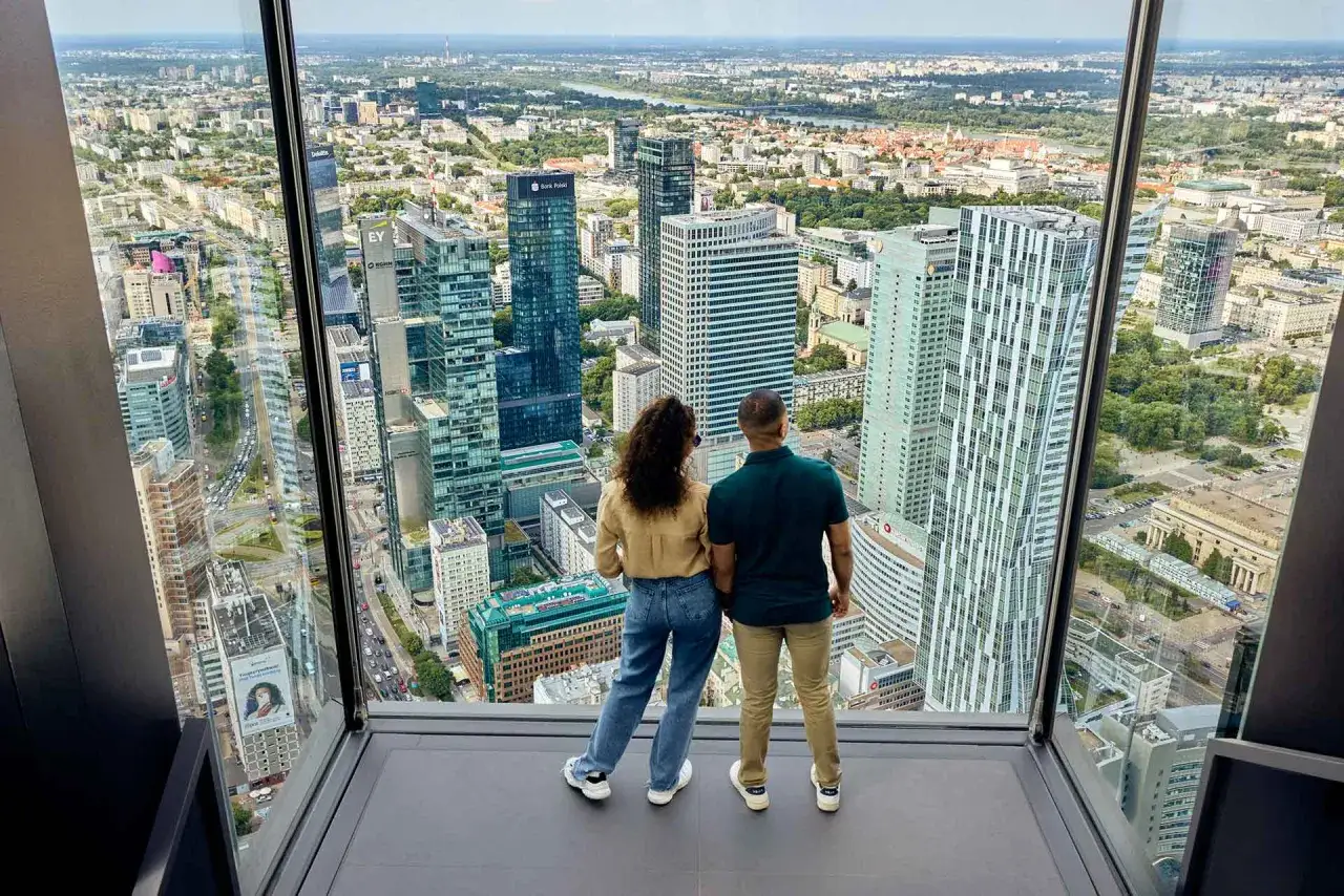 Para podziwia panoramę Warszawy z tarasu widokowego Varso Tower.