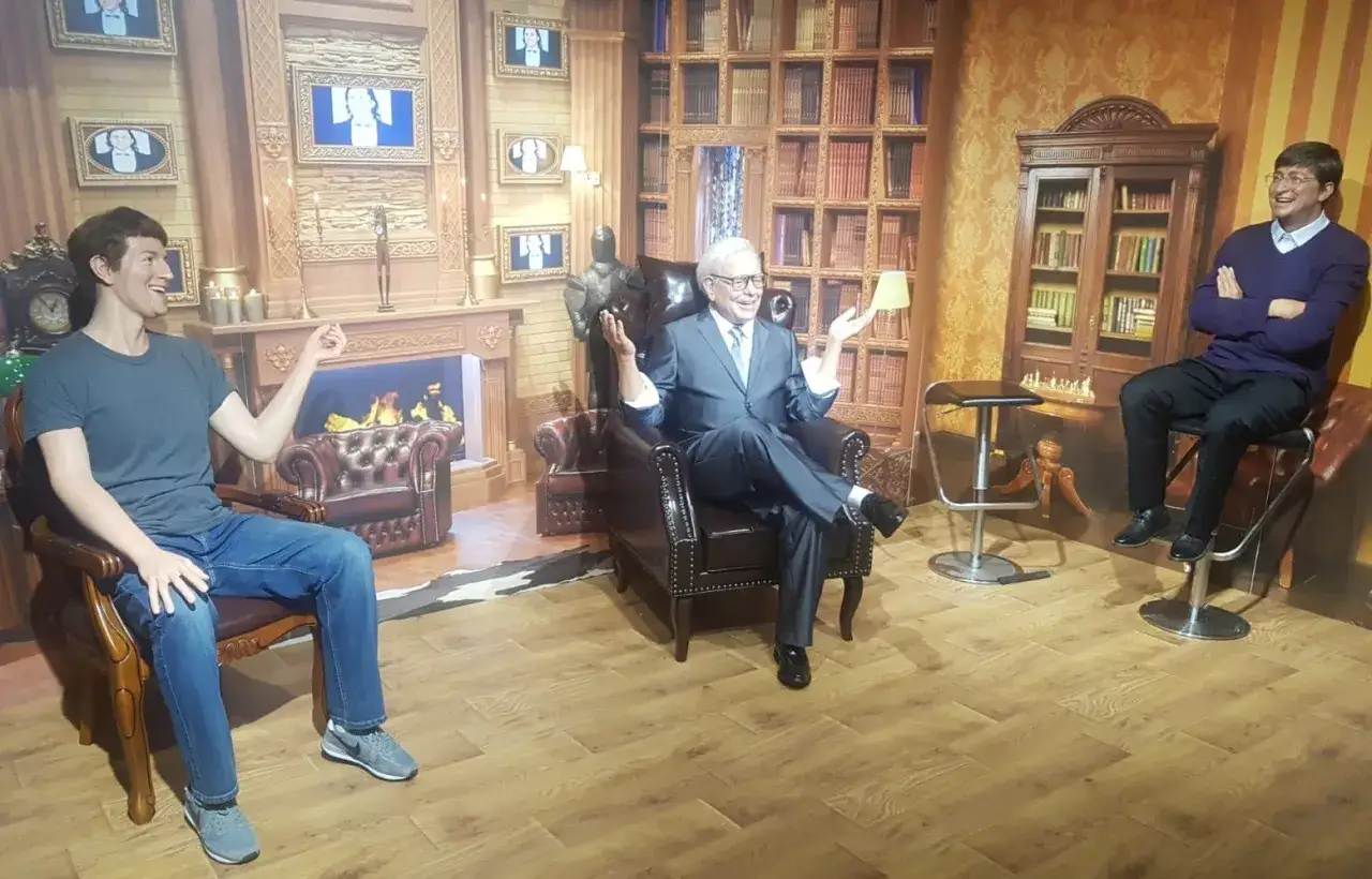 Trzech mężczyzn siedzi w eleganckim salonie. To woskowe figury z muzeum figur woskowych Łeba.