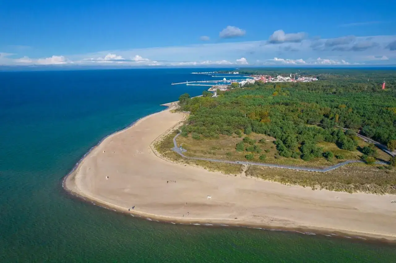 Piękna plaża i las na Helu, co zobaczyć? Idealne miejsce na spacer i podziwianie widoków.