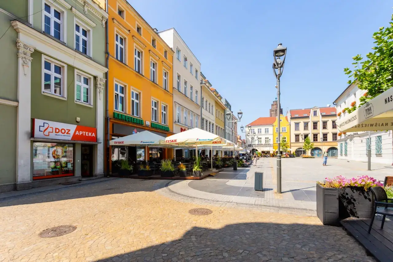 Tętniący życiem rynek w Gliwicach, z kolorowymi kamienicami, kawiarnianymi ogródkami i apteką. Idealne miejsce na odkrywanie gliwickich atrakcji.