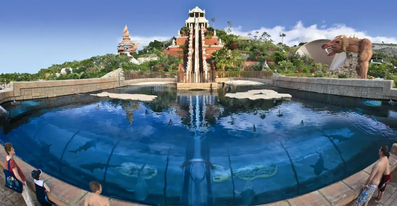 Siam Park Teneryfa: zjeżdżalnia wodna z piramidą i basen z rekinami.
