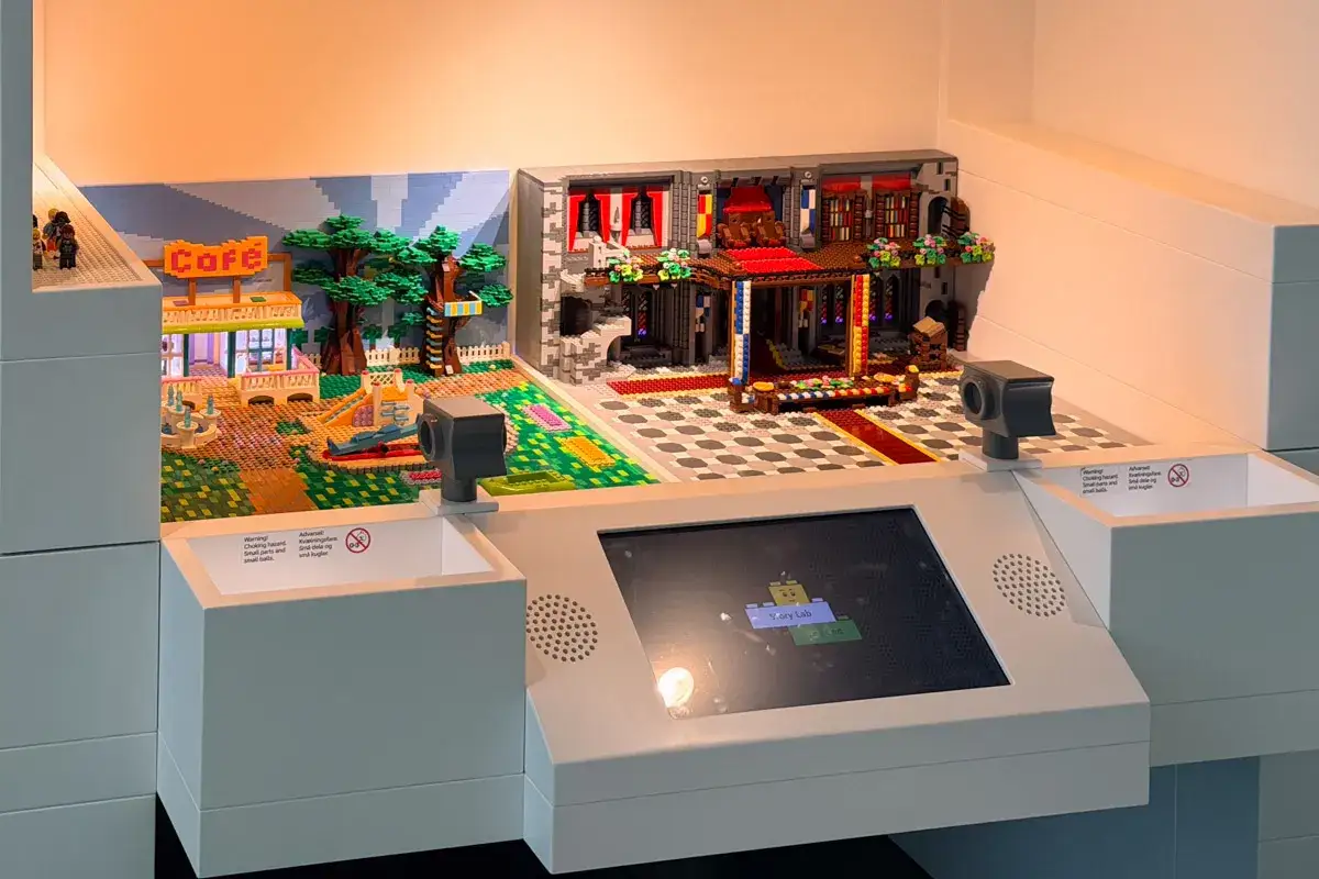 Miniaturowa wioska z kawiarnią i zamkiem, jak w Lego House Billund.