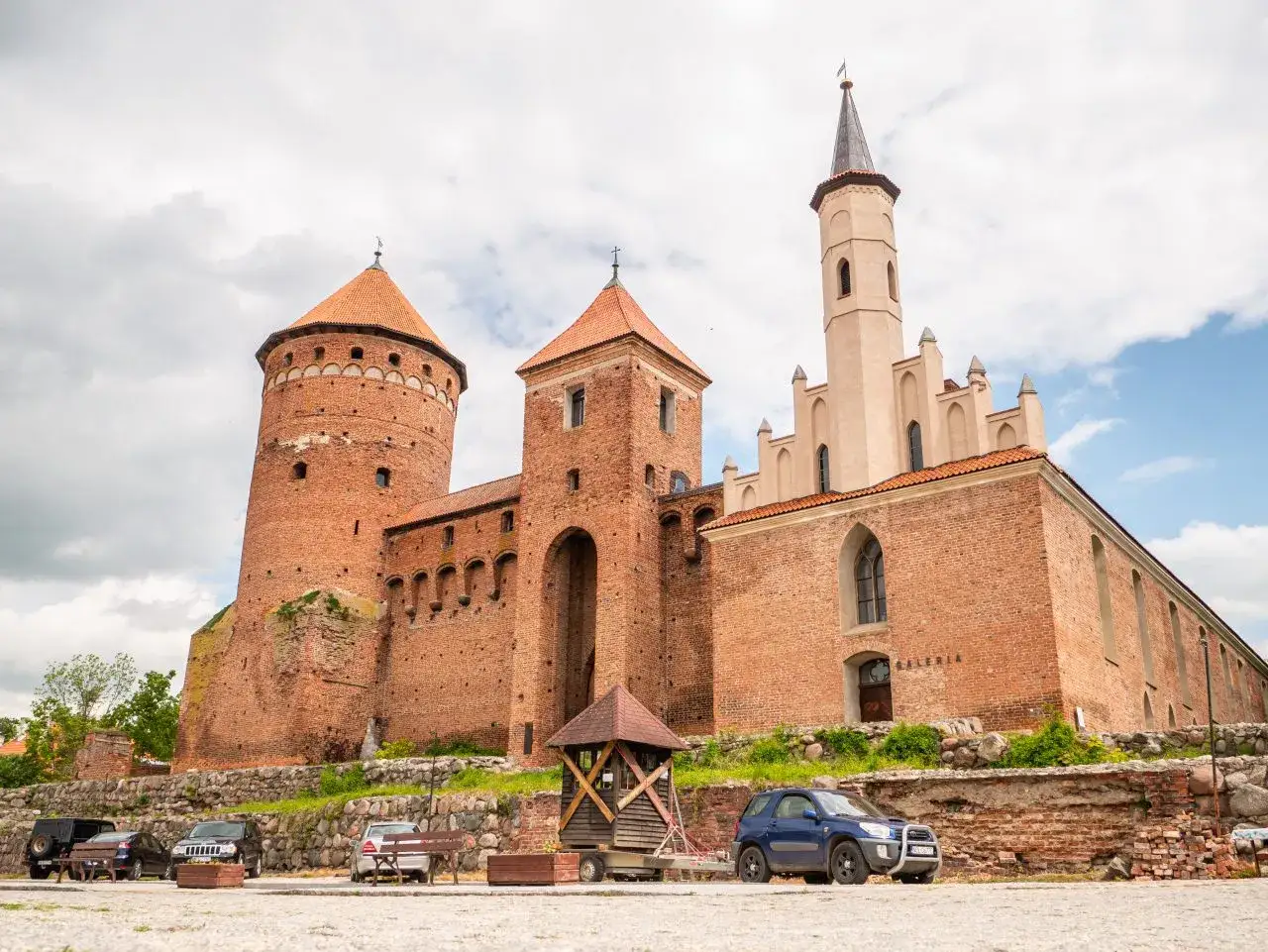 Zamek w Giżycku, jedna z głównych atrakcji, z charakterystycznymi wieżami i ceglaną architekturą.