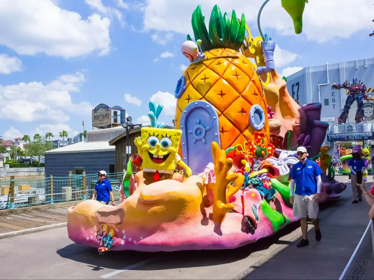 Parada z Spongebobem i ananasem, jak z Peppa Land Polska. W tle widać Optimusa Prime'a.
