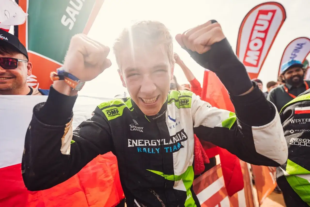 Eryk Goczał z EnergyLandia Rally Team świętuje zwycięstwo, zaciśnięte pięści w geście triumfu.