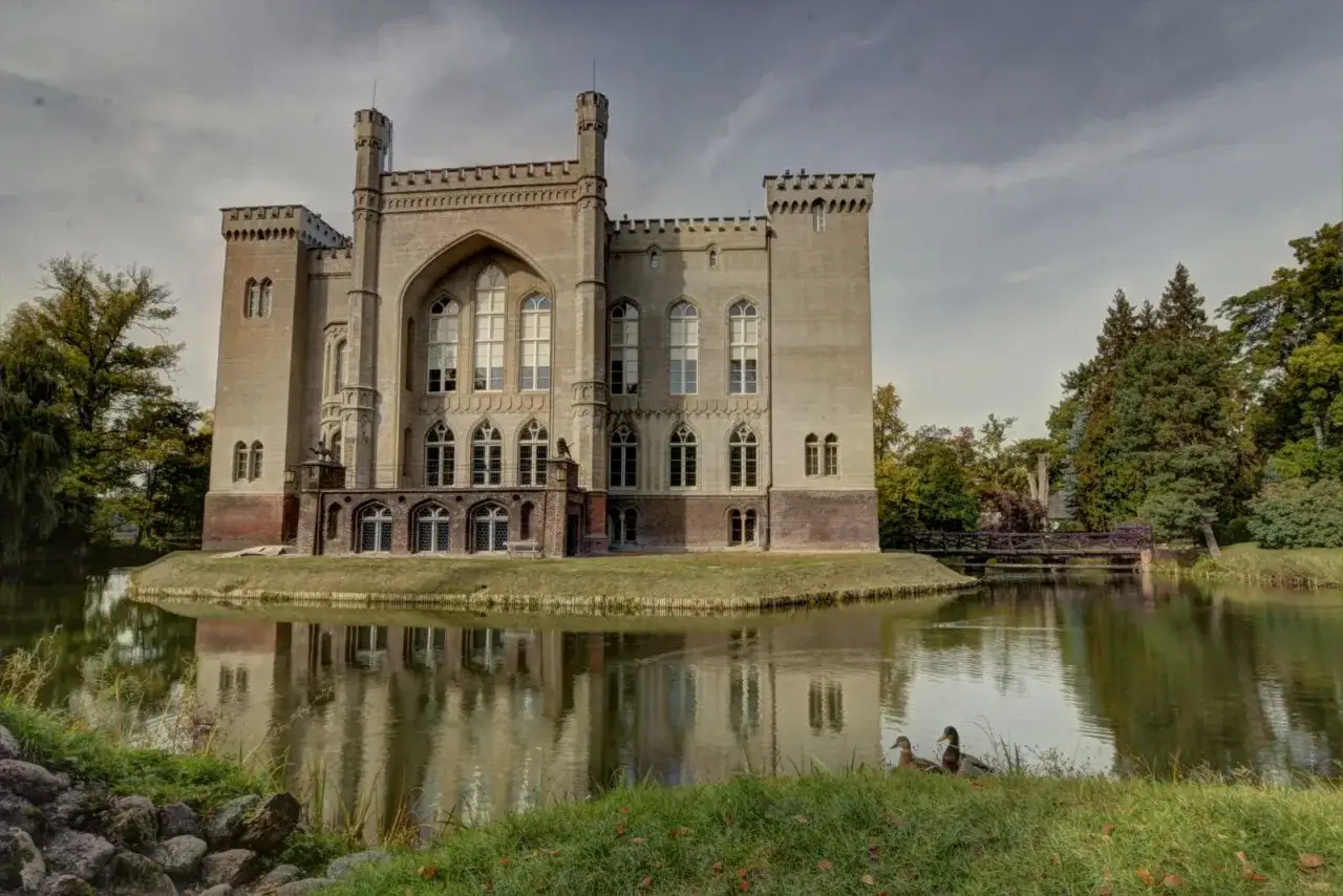 Zamek w Kórniku, jedna z głównych atrakcji regionu, otoczony fosą z kaczkami.