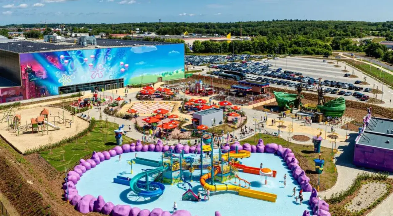 Kolorowy aquapark Gliwice z basenami, zjeżdżalniami i placem zabaw. Na budynku widnieje wielkoformatowy mural.