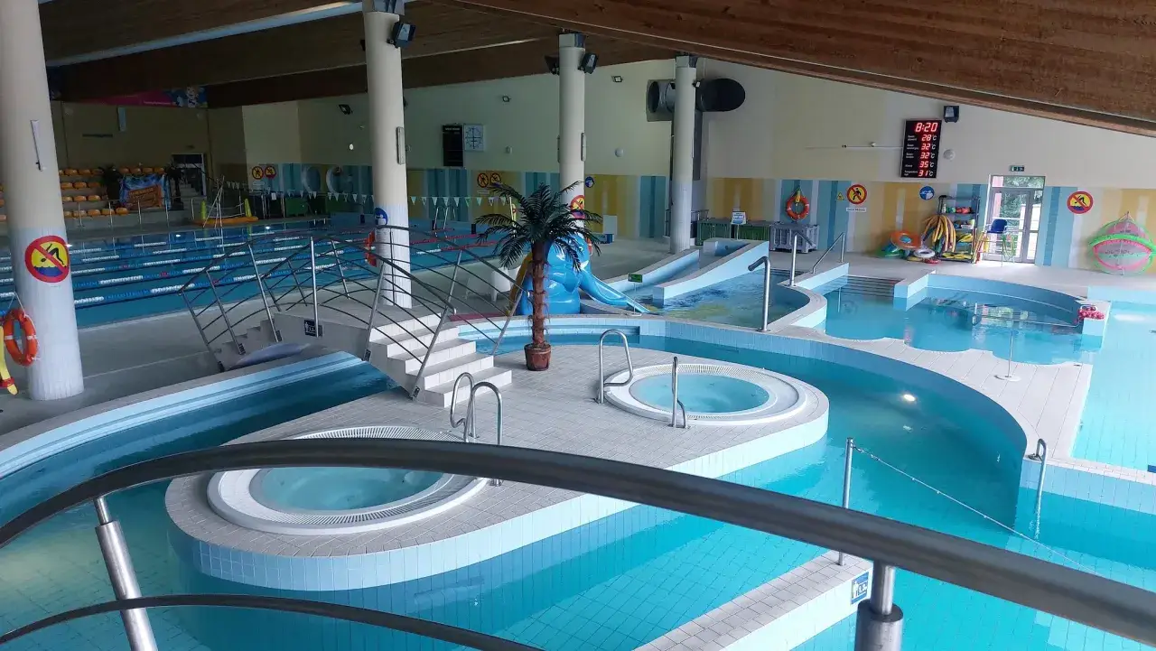 Wesoła zabawa w aquapark Lubin: baseny, zjeżdżalnia i jacuzzi czekają na gości.