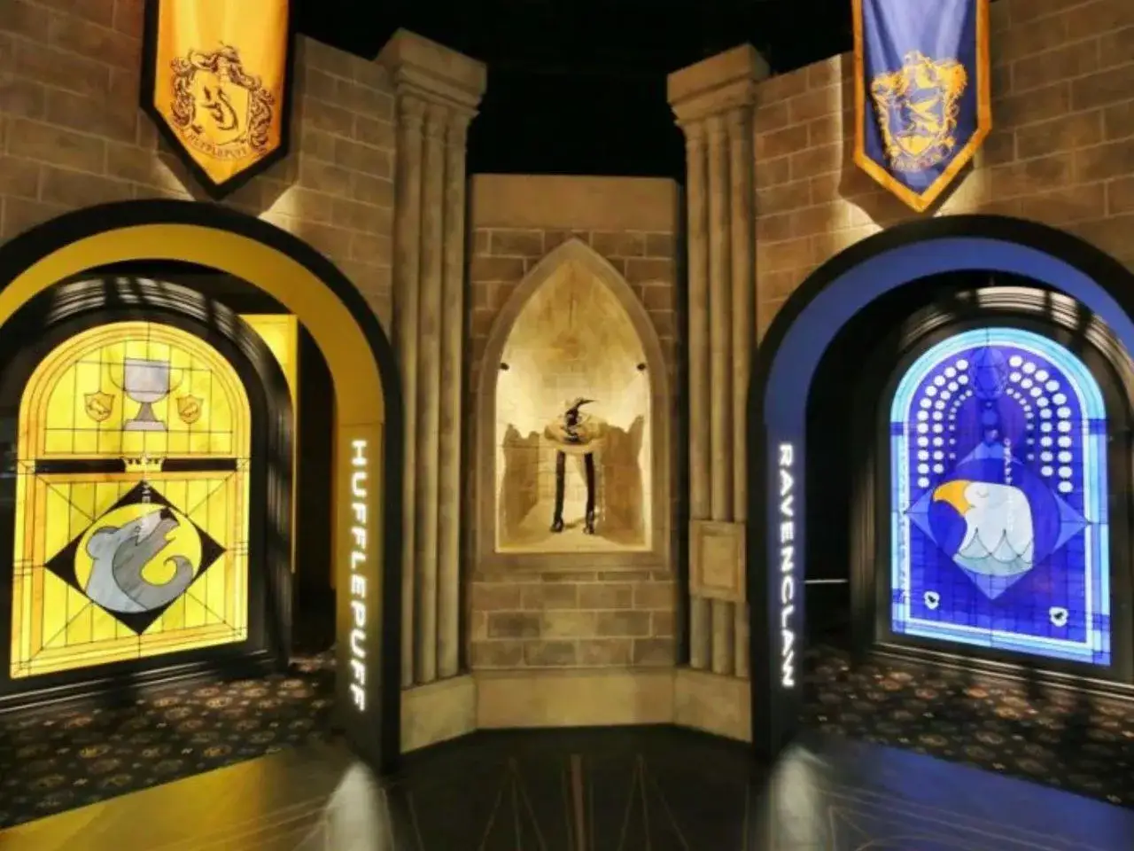 Magiczne wejścia do Hufflepuff i Ravenclaw na wystawie Harry Potter w Krakowie.