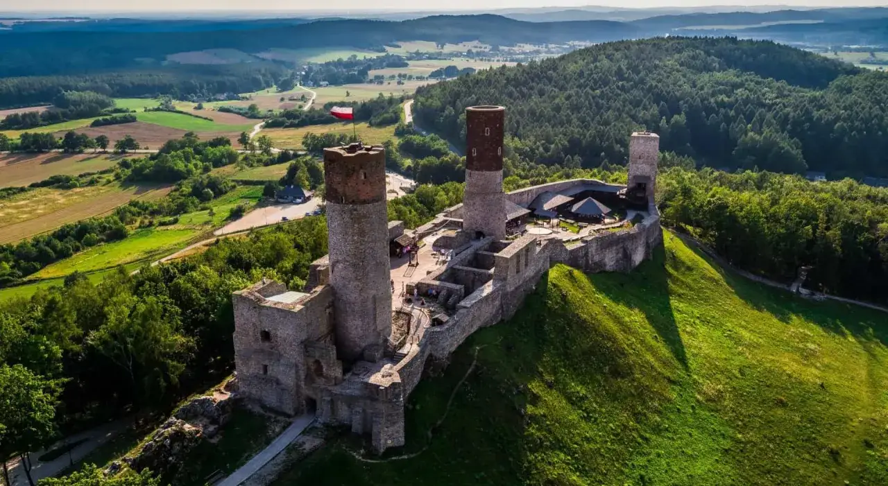 Zamek na wzgórzu, dumnie prezentujący polską flagę, to jedna z najpiękniejszych świętokrzyskich atrakcji. Otoczony zielonymi wzgórzami i lasami, zaprasza do odkrywania historii.