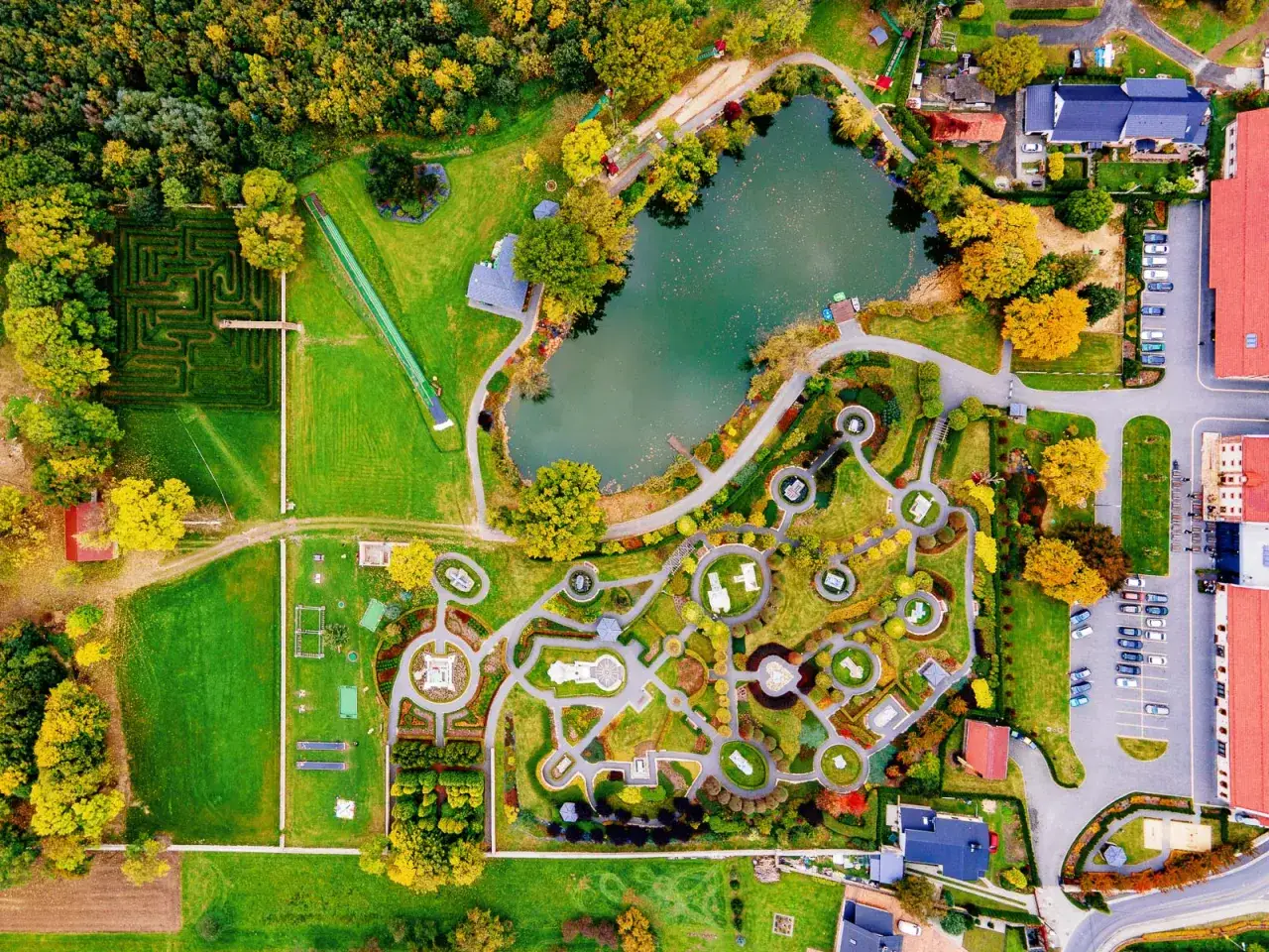 Park miniatur Olszowa z labiryntem, jeziorem i miniaturowymi budowlami.