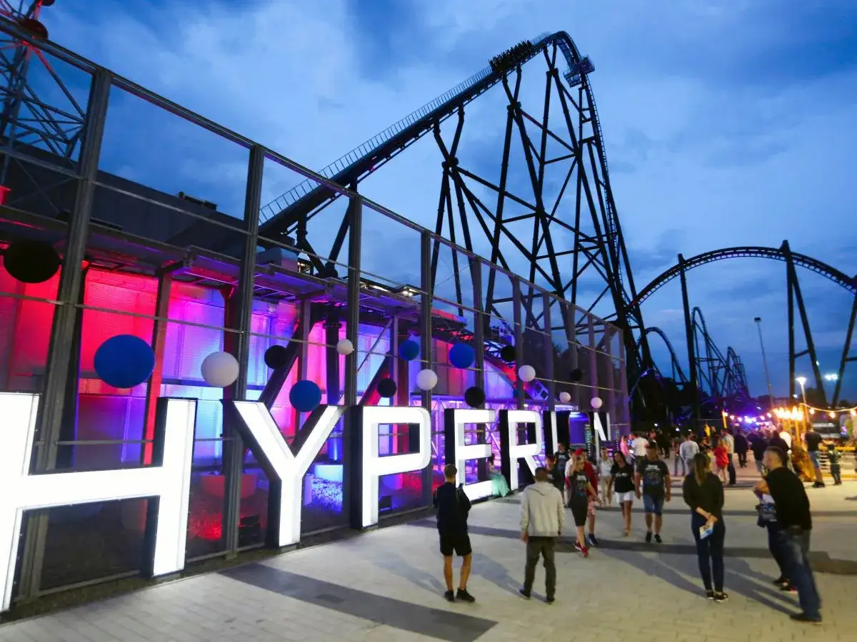 Gdzie jest Majaland? To park rozrywki z kolejką górską Hyperion, oświetlony neonami i balonami.