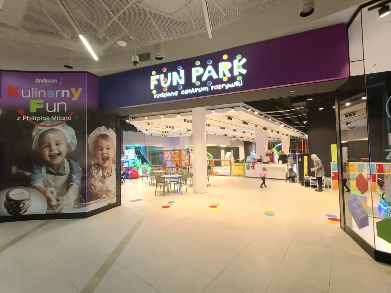 Wesołe dzieci na plakacie zapraszają do rodzinnego centrum rozrywki Fun Park w Jeleniej Górze. W środku kolorowe place zabaw.