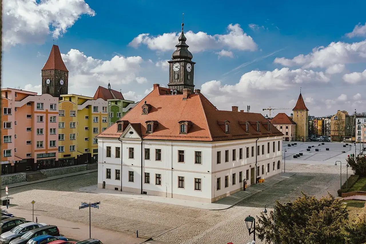 Kolorowe kamienice i ratusz z wieżą zegarową tworzą urokliwy krajobraz Lubina. Atrakcje miasta czekają!
