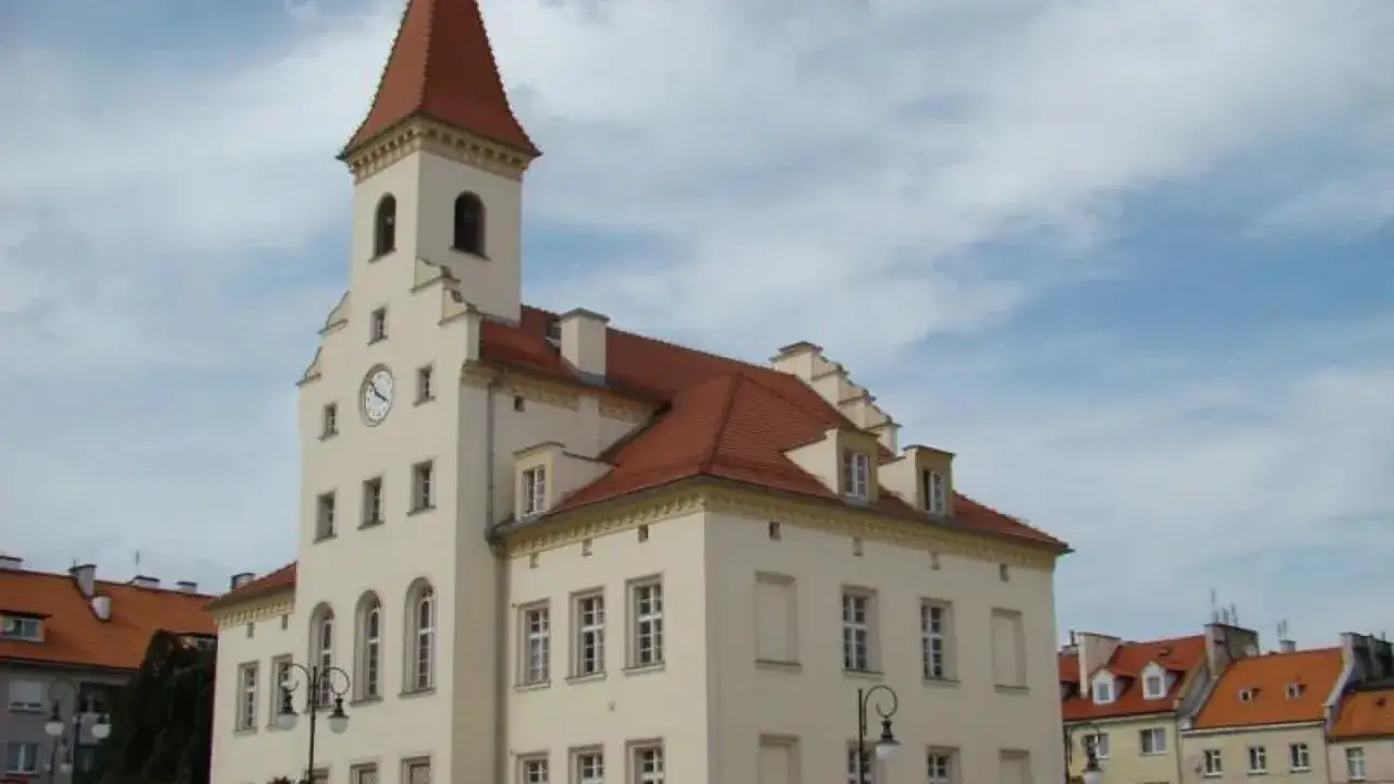 Ratusz w Trzebnicy, jedna z gł&oacute;wnych trzebnica atrakcje, z charakterystyczną wieżą i zegarem.