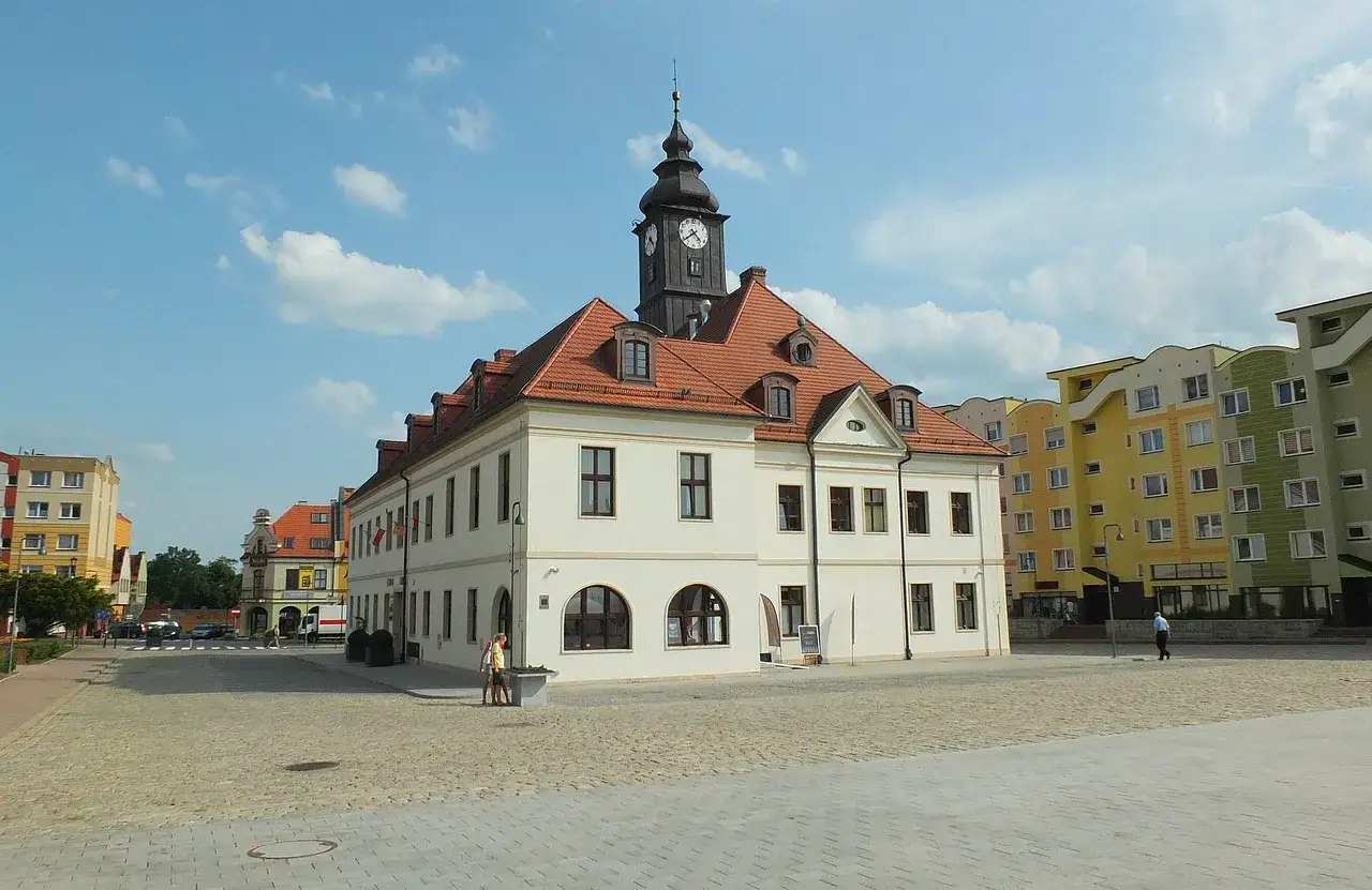 Rynek w Lubinie z ratuszem i kolorowymi kamienicami. Atrakcje miasta czekają!
