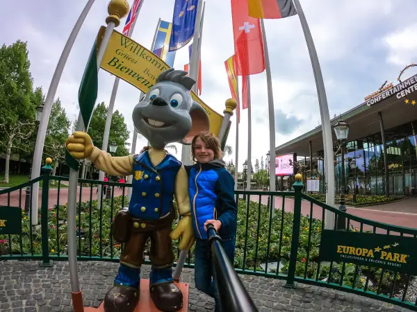 Chłopiec z maskotką w Europa-Park, największym parku rozrywki w Niemczech.