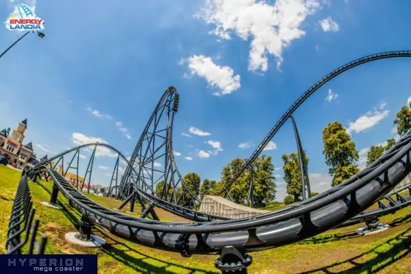Hyperion w Energylandii to mega coaster, który zapewnia niesamowitą prędkość i emocje.