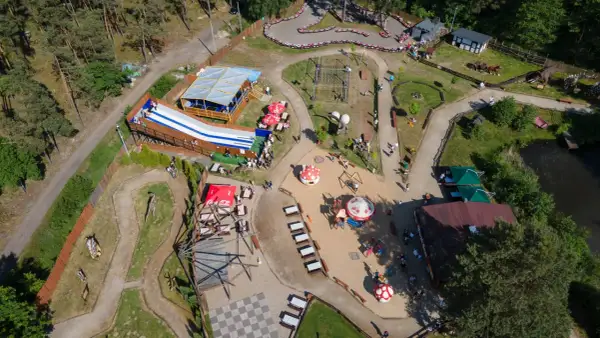 Rodzinny park przygód i edukacji Górecznik oferuje zjeżdżalnie, place zabaw, gokarty i modele dinozaurów.
