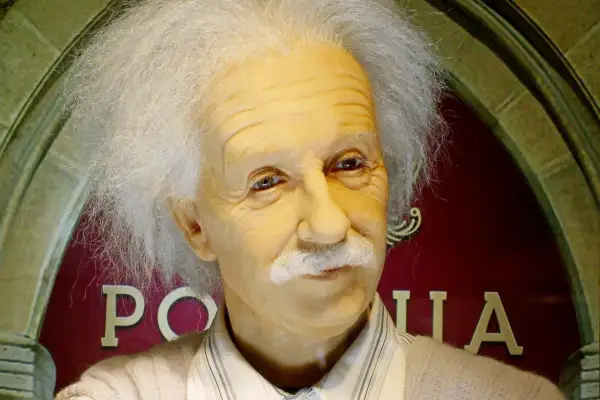 Figurka Einsteina w muzeum figur woskowych Kraków. Jego charakterystyczna fryzura i wąsy przyciągają wzrok.