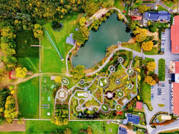 Park miniatur Olszowa z labiryntem, jeziorem i miniaturowymi budowlami.