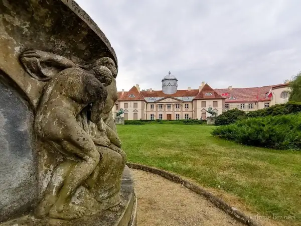 Kamienna rzeźba przed pałacem w Miliczu. Odkryj urokliwe milickie atrakcje i poczuj ducha historii.