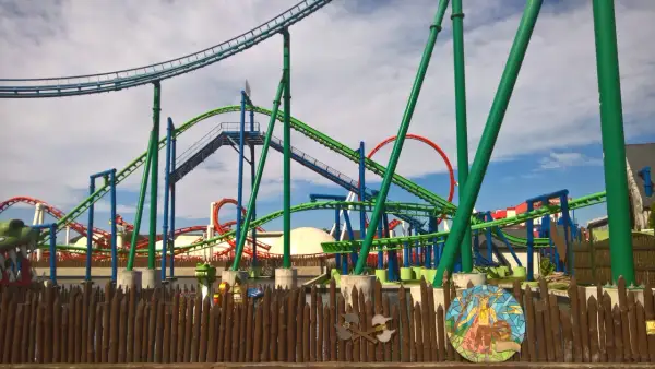 Tor RMF Dragon Roller Coaster, z zielonymi i niebieskimi torami, zapowiada ekscytującą jazdę i maksymalną prędkość.