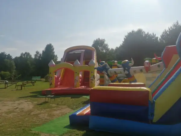 Kolorowe dmuchańce w parku rozrywki Megalandia, zjeżdżalnie i tory przeszkód czekają na dzieci.