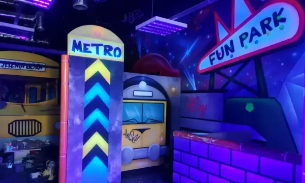 Kolorowy, neonowy fun park w Jeleniej Górze z motywem metra i pociągu.