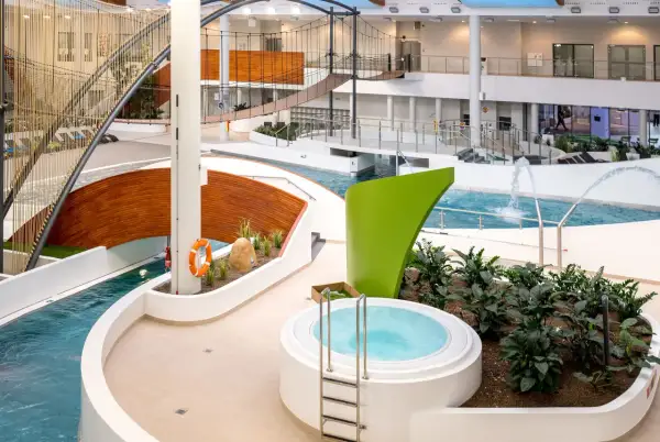 Nowoczesny park wodny Tychy z jacuzzi, zjeżdżalnią i mostkami linowymi.