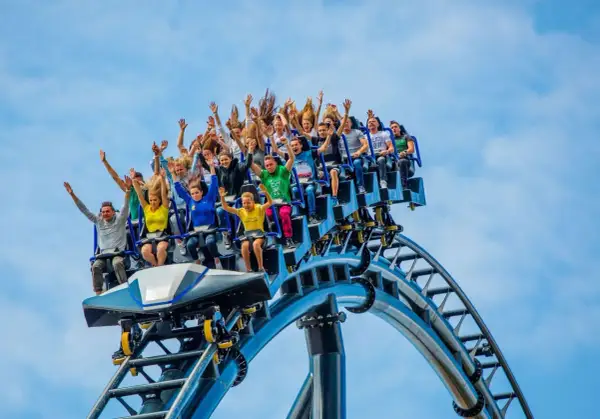 Ludzie na kolejce górskiej krzyczą z radości, czując niesamowity **speed** podczas zjazdu.