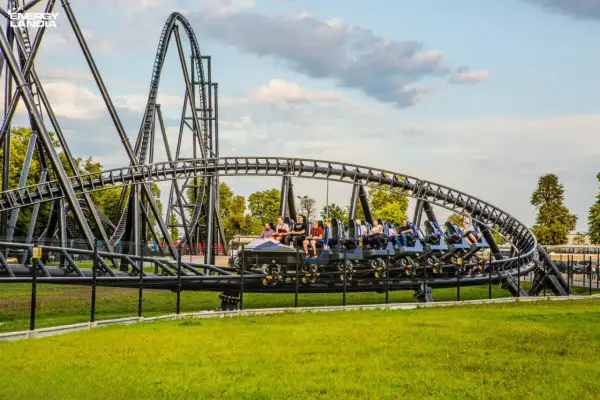 Pasażerowie na najwyższym rollercoasterze w Energylandii przeżywają emocje na zakręcie.