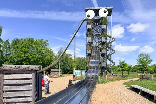 Wielka wieża ze zjeżdżalniami i wielkimi oczami w wow park billund.