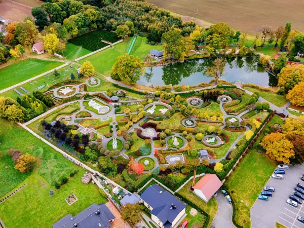 Park miniatur sakralnych w Olszowej zachwyca jesiennymi barwami. Miniatury kościołów i kaplic otoczone są zadbanymi ogrodami i alejkami.