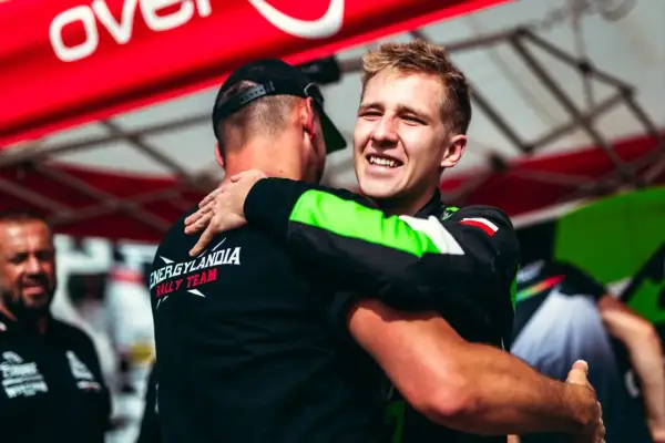 Eryk Goczał z Energylandia Rally Team świętuje zwycięstwo, przytulając kolegę z zespołu.