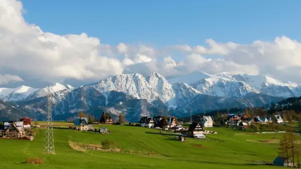 Ząb: malownicza miejscowość z tradycyjną architekturą i zapierającymi dech w piersiach widokami na ośnieżone Tatry. Atrakcje dla miłośników gór.