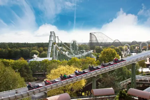 Kolejka górska w Heide Park, czy może Energylandia? Wesołe miasteczko z mnóstwem atrakcji i zieleni.